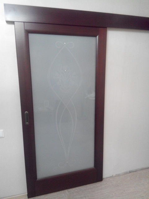 Раздвижная дверь Россич Мега с матированным рисуном триплекс белый.